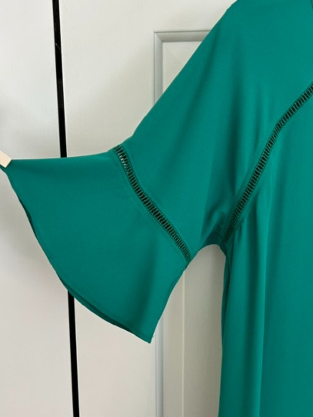 LOFT EUC Emerald Green Mixed Media Flutter Sleeve Button Back Blouse Small - Picture 3 of 5